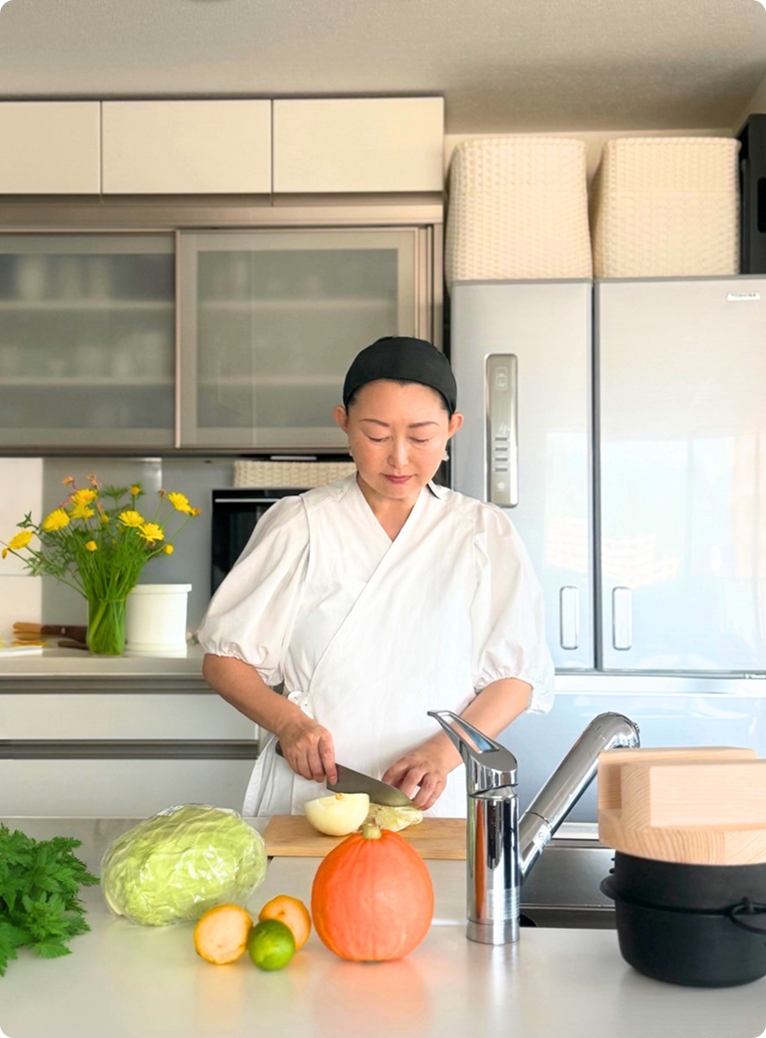調理をする村岡真紀子